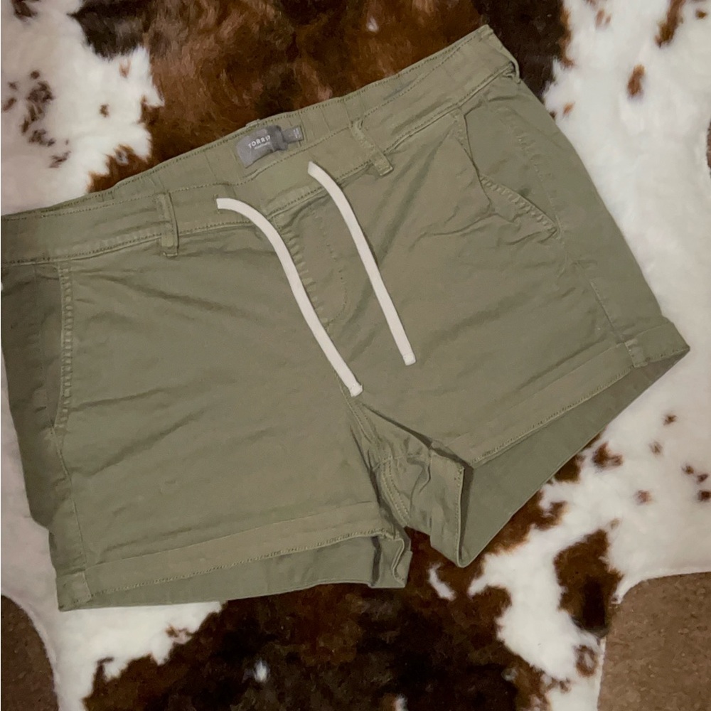 Torrid pull on boyfriend shorts sz.1